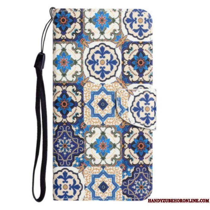 Housse iPhone 15 Patchwork Bleu à Lanière